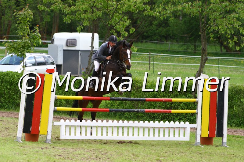 005M7122_Contessa_M Springen x.JPG